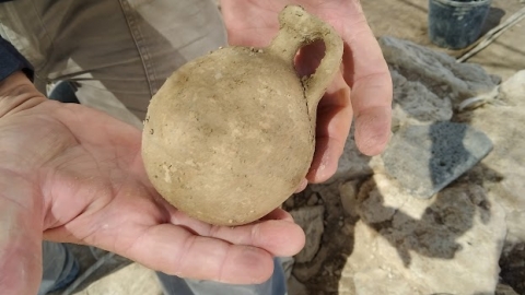 מציאת כד תמים.jpg